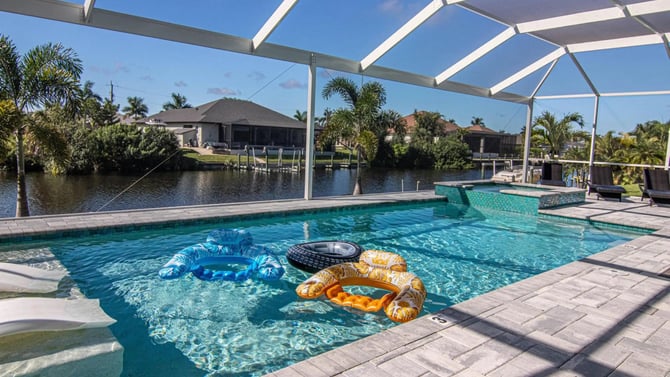 Stylish Pool Property for Families & Couples